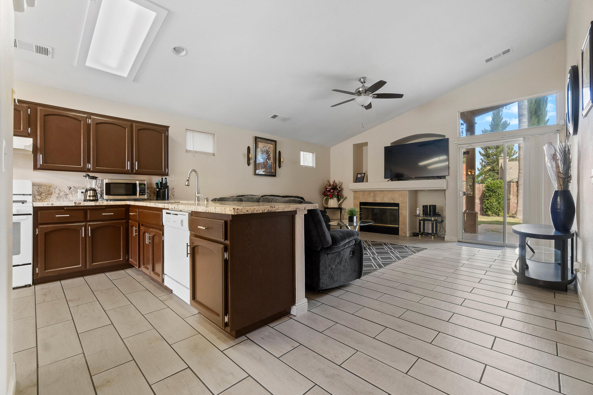 1700 N Rio Vista Ct, Visalia, CA 93292