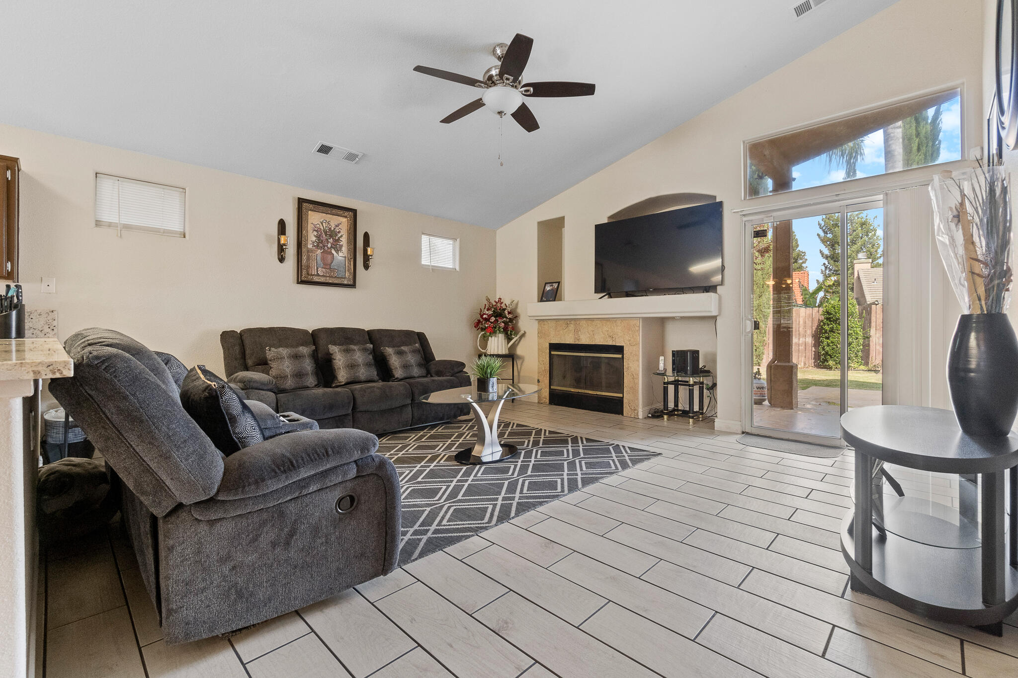 1700 N Rio Vista Ct, Visalia, CA 93292