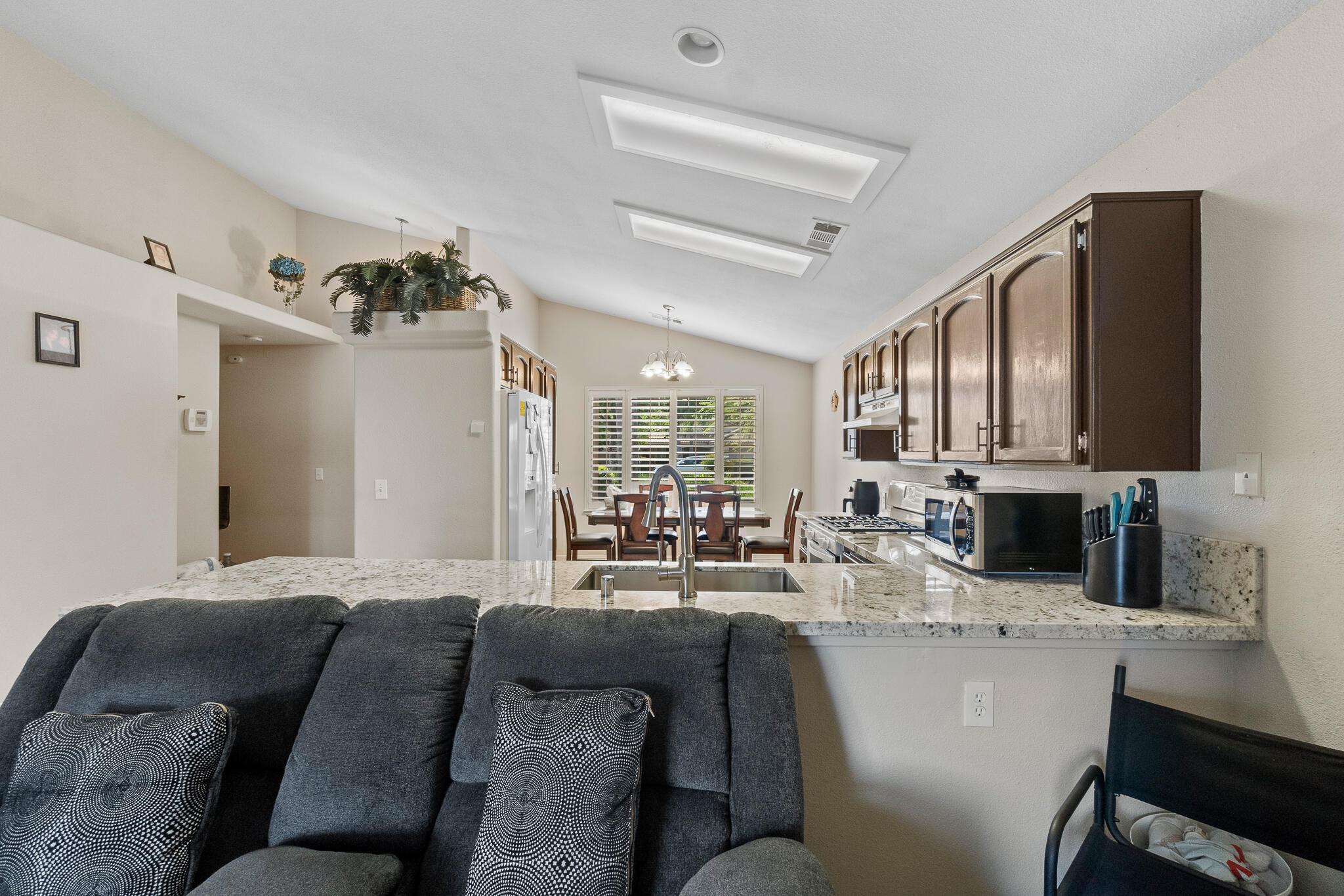 1700 N Rio Vista Ct, Visalia, CA 93292