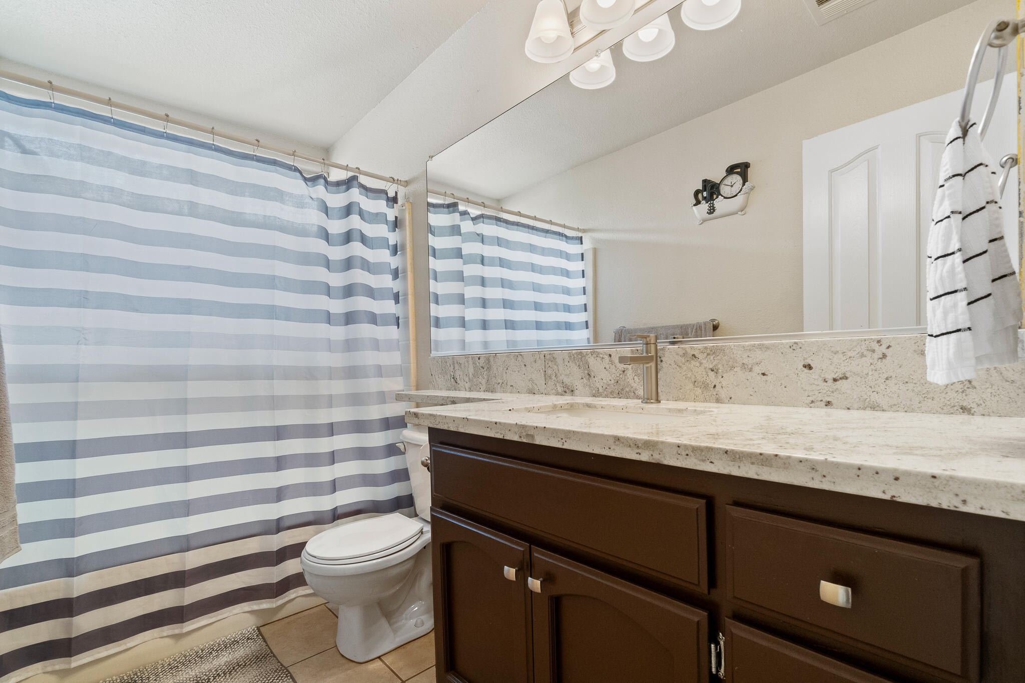 1700 N Rio Vista Ct, Visalia, CA 93292