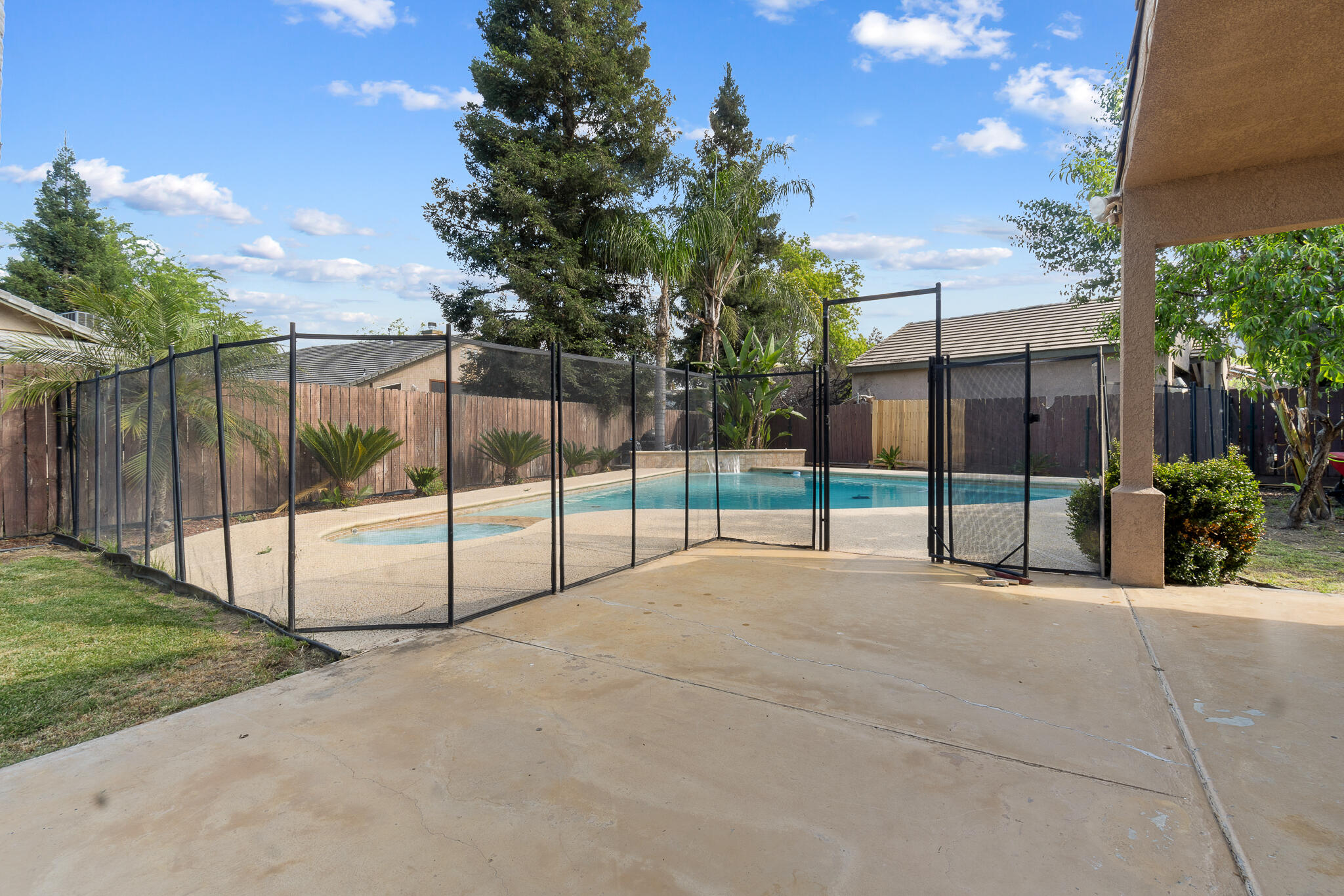 1700 N Rio Vista Ct, Visalia, CA 93292