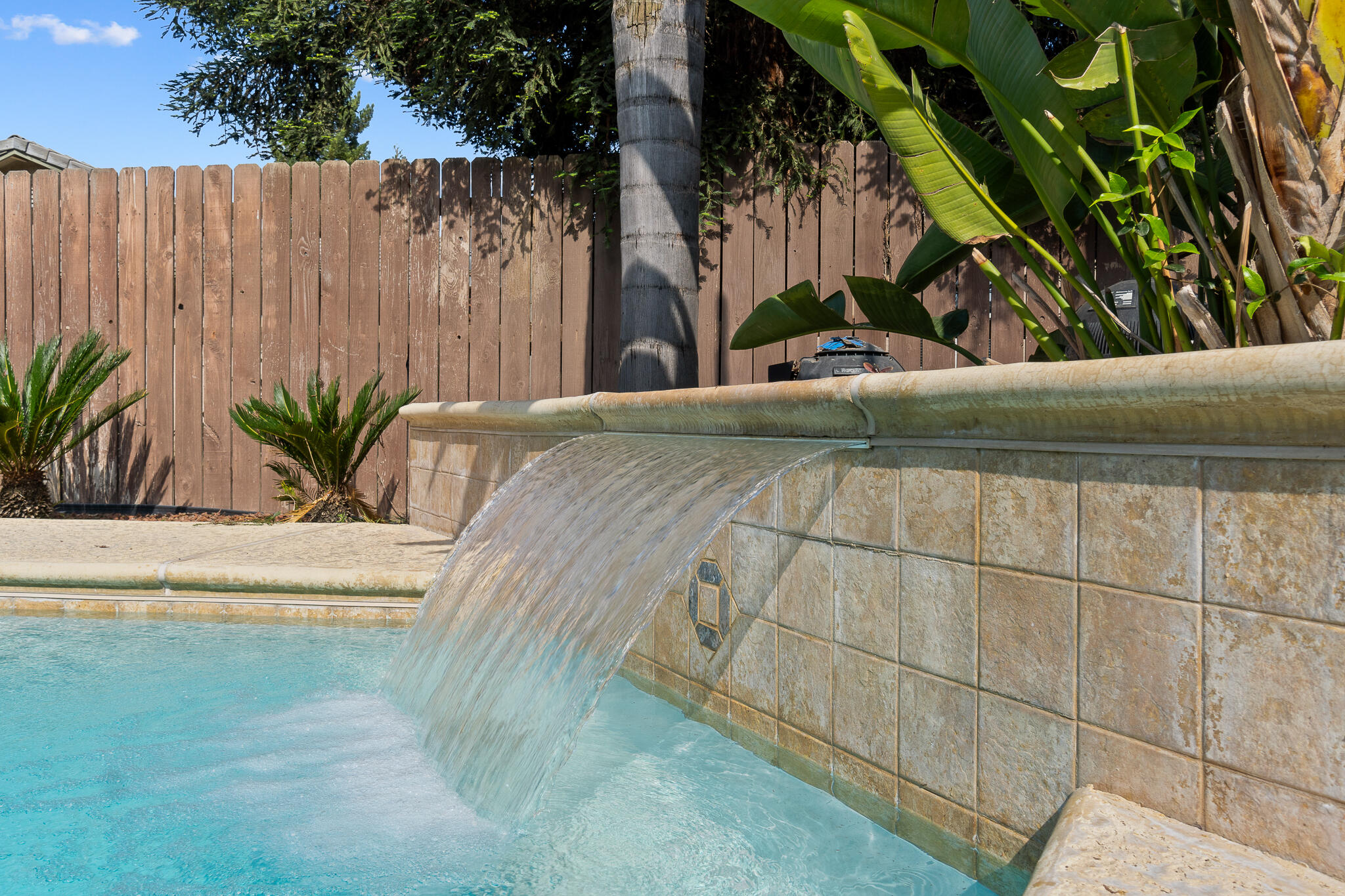 1700 N Rio Vista Ct, Visalia, CA 93292