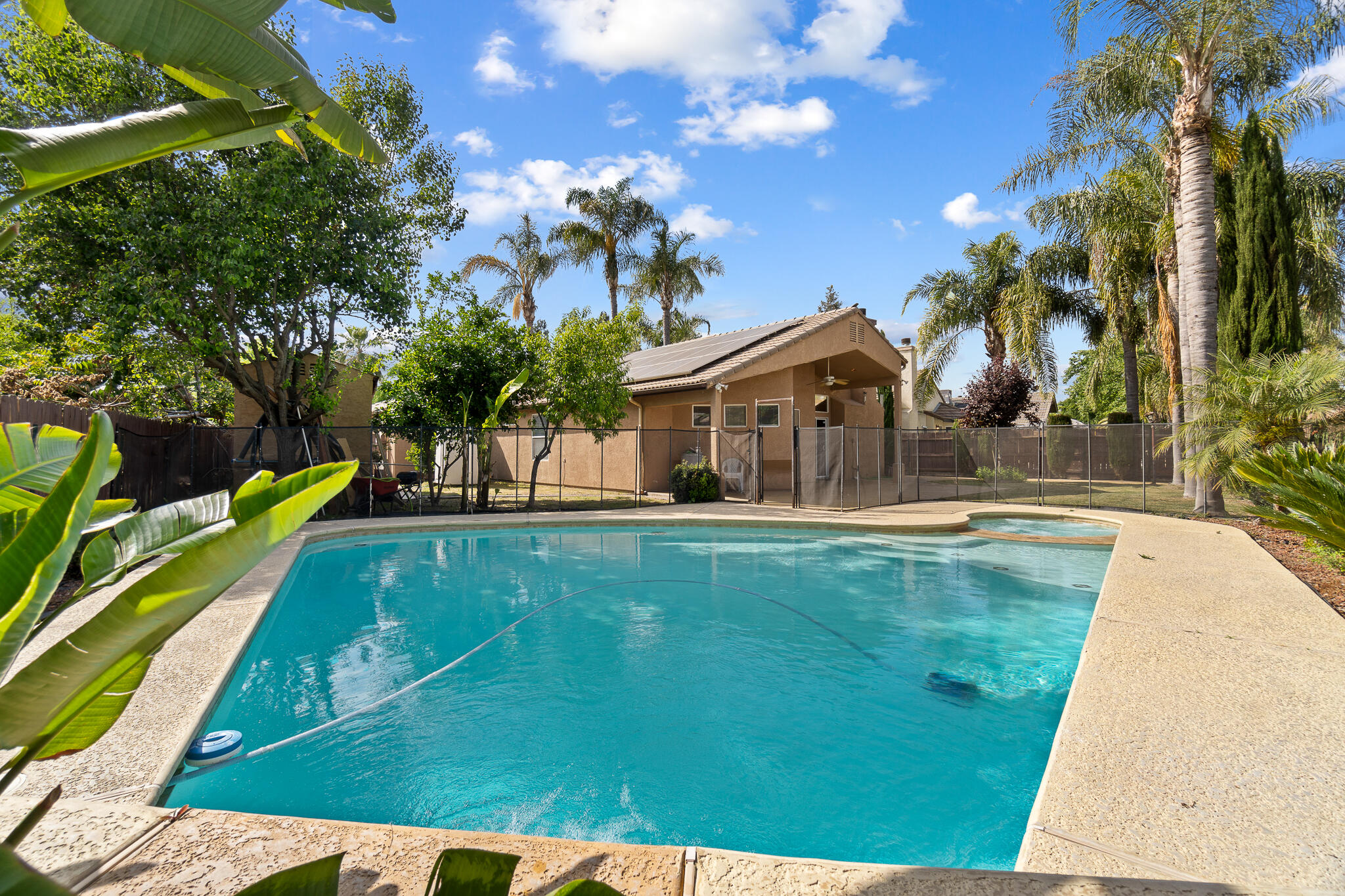 1700 N Rio Vista Ct, Visalia, CA 93292