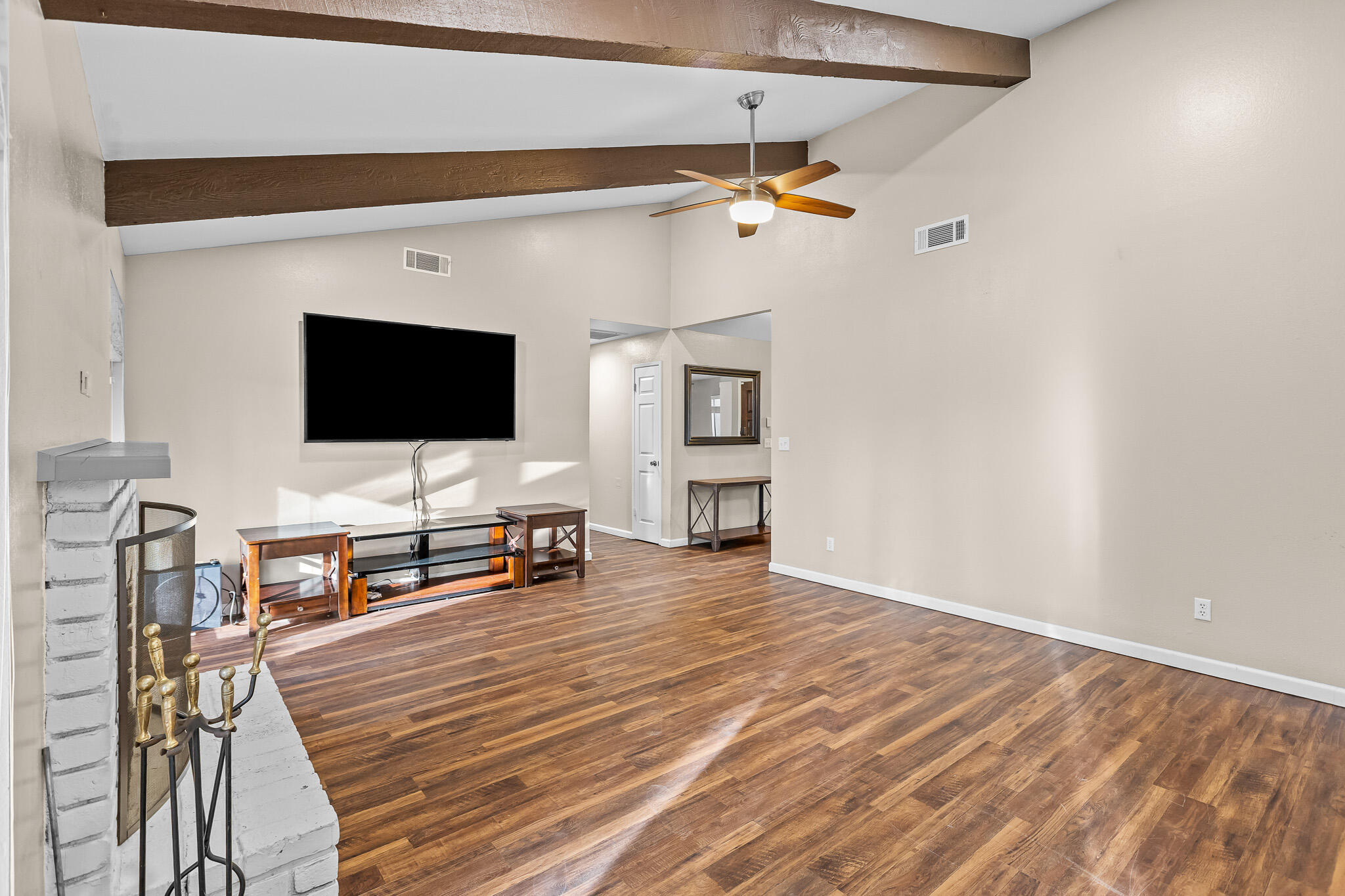 2131 S Hall St, Visalia, CA 93277