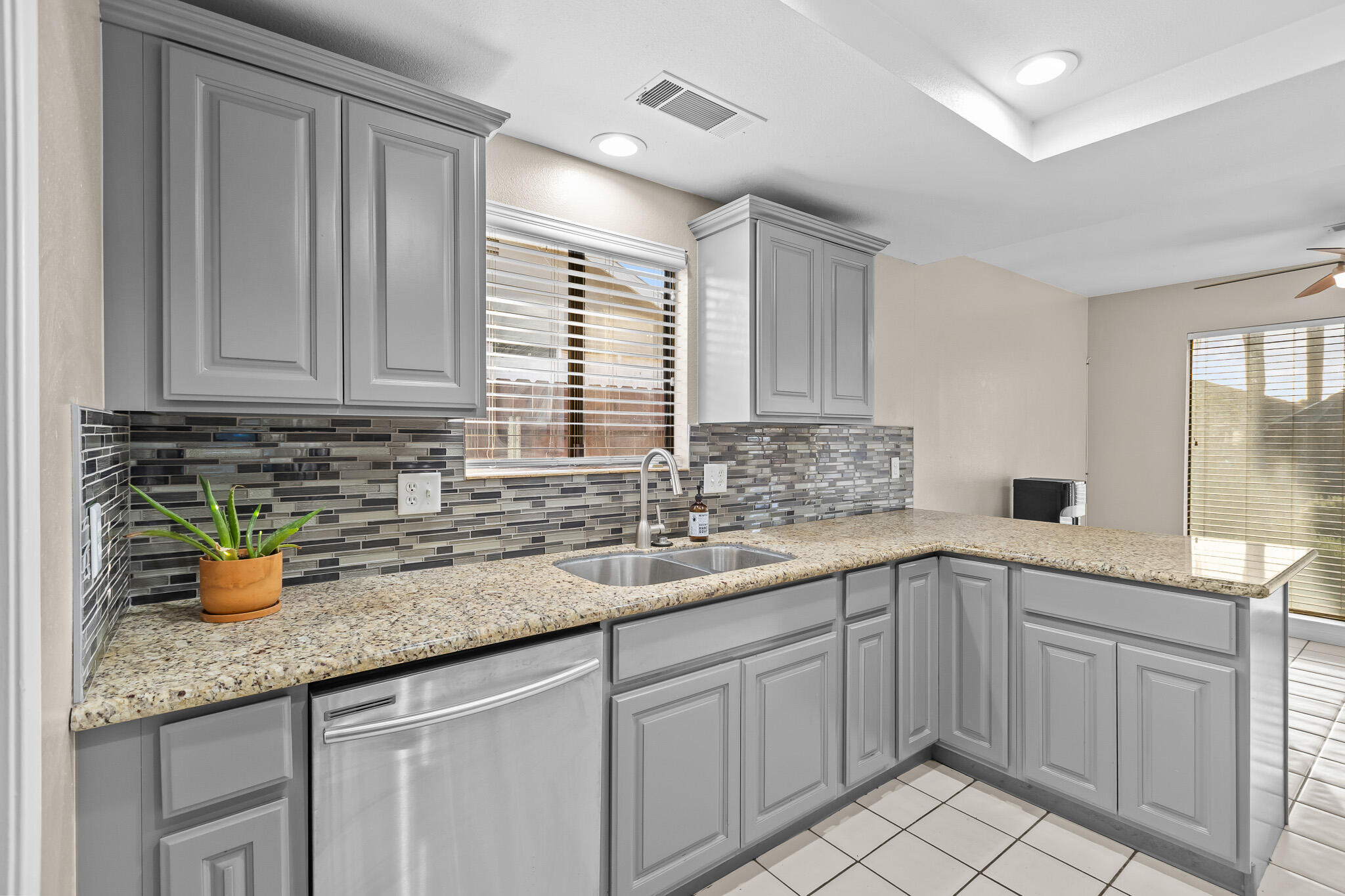 2131 S Hall St, Visalia, CA 93277