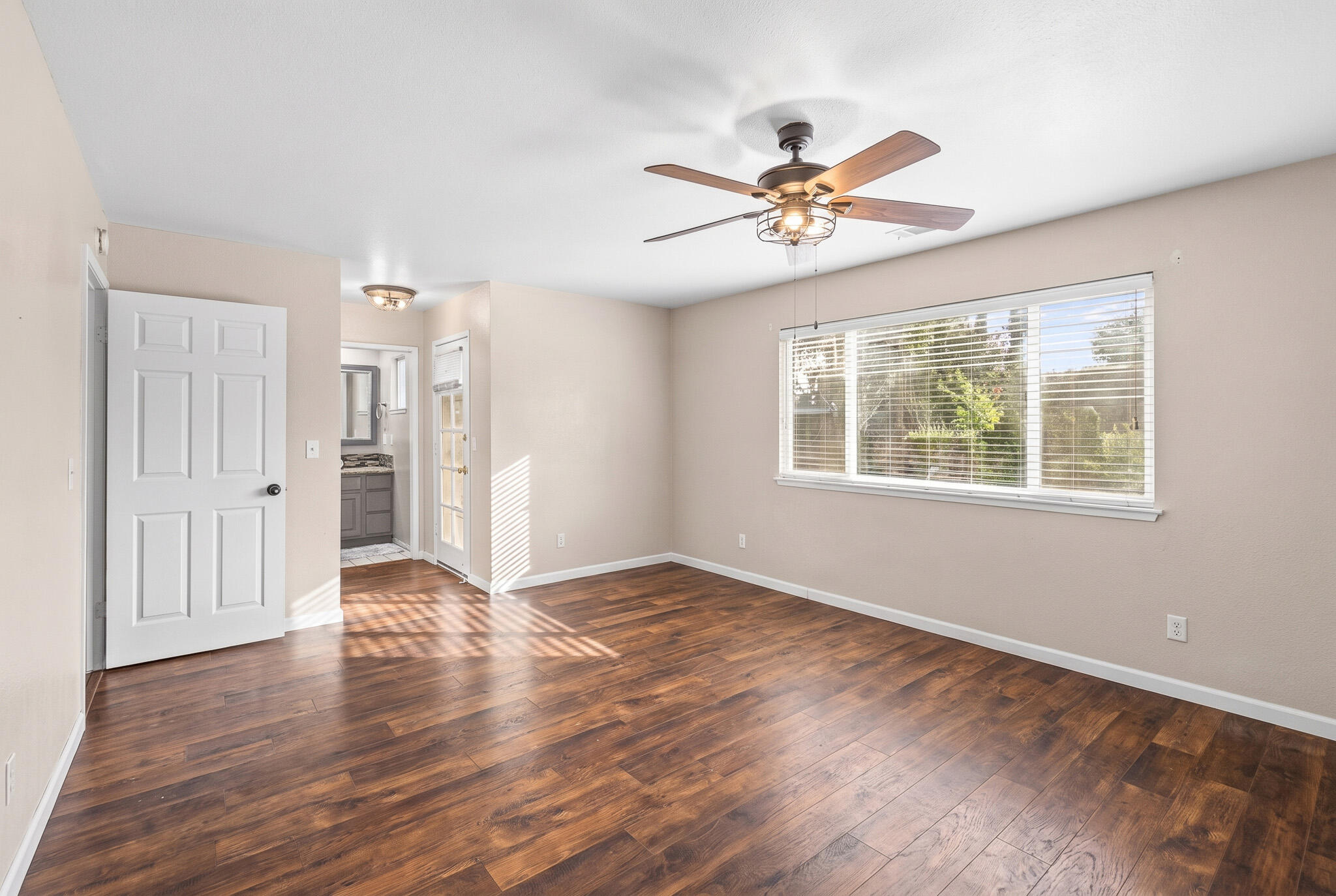 2131 S Hall St, Visalia, CA 93277