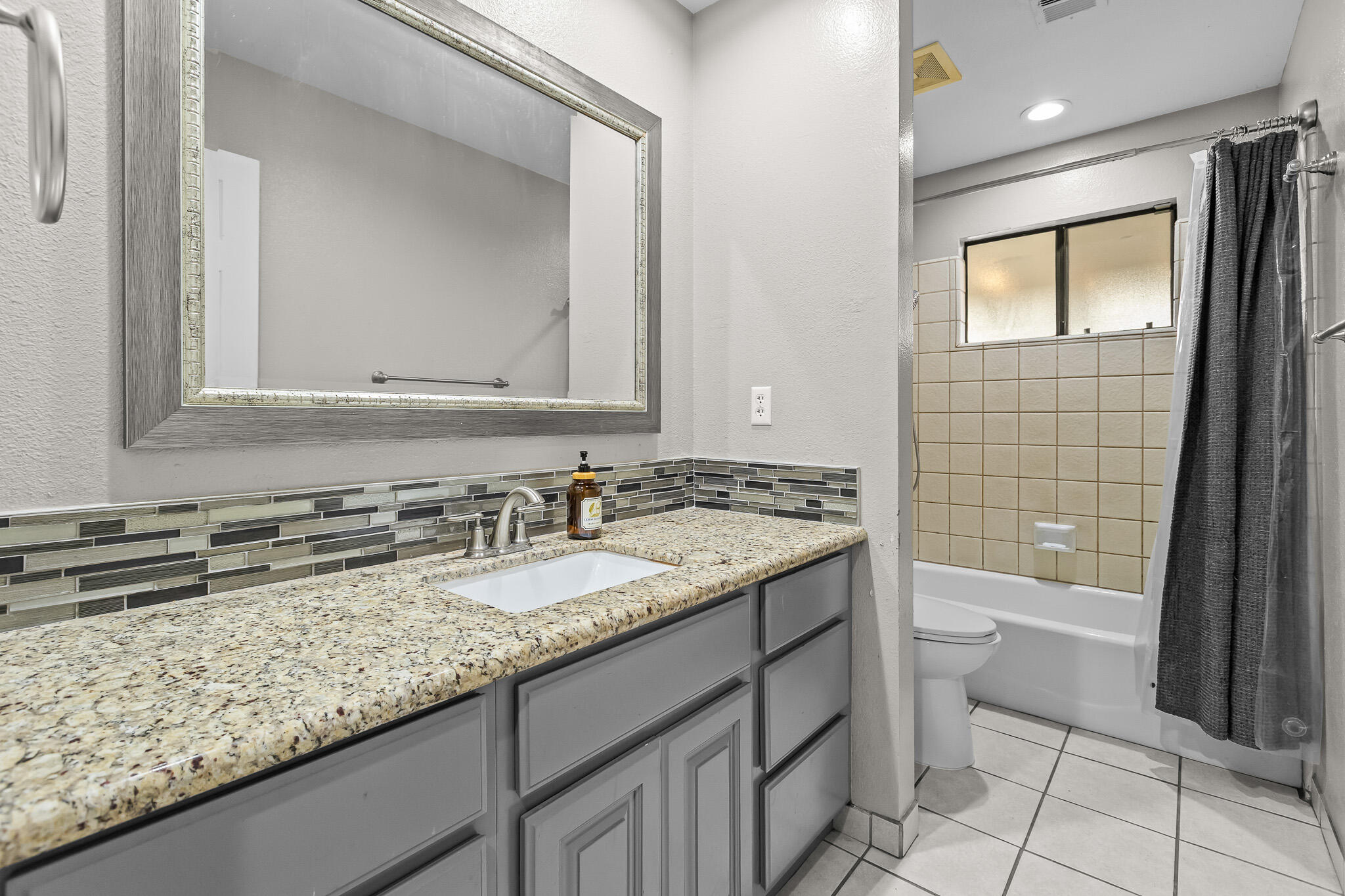 2131 S Hall St, Visalia, CA 93277