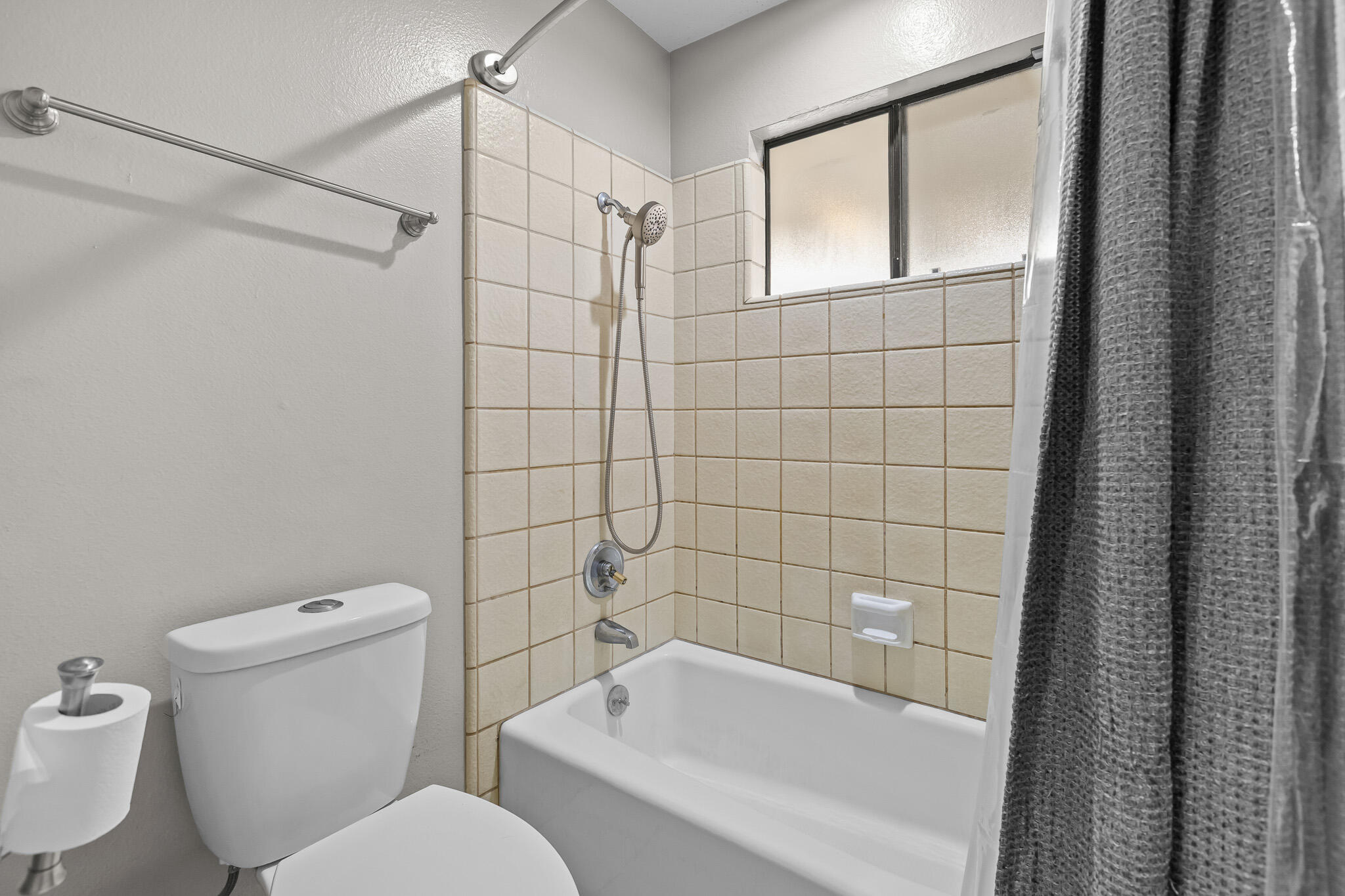 2131 S Hall St, Visalia, CA 93277