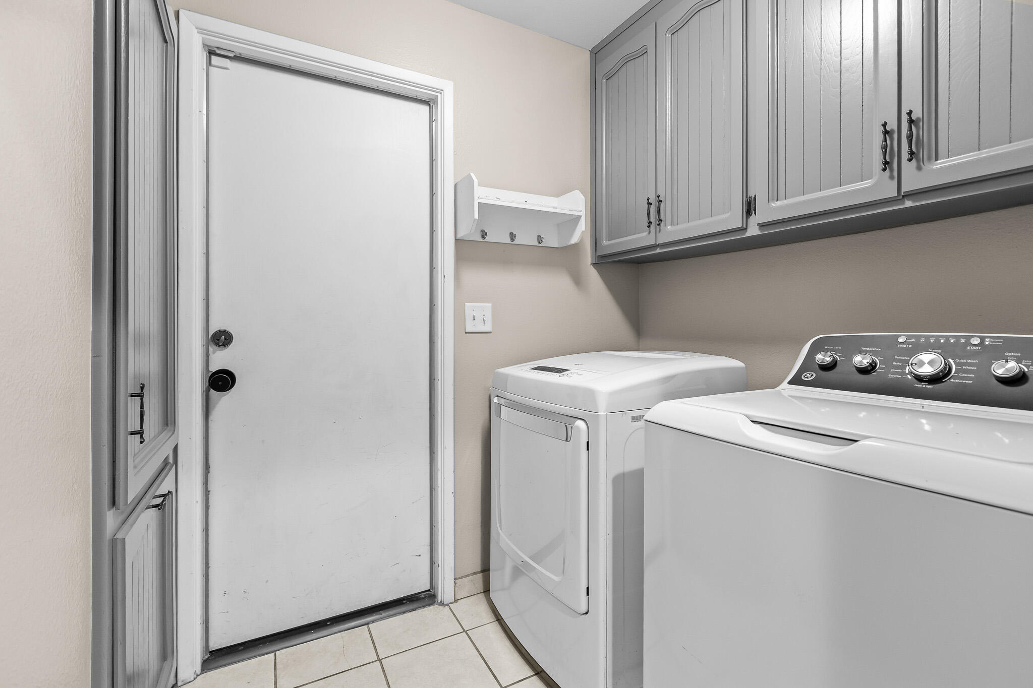 2131 S Hall St, Visalia, CA 93277