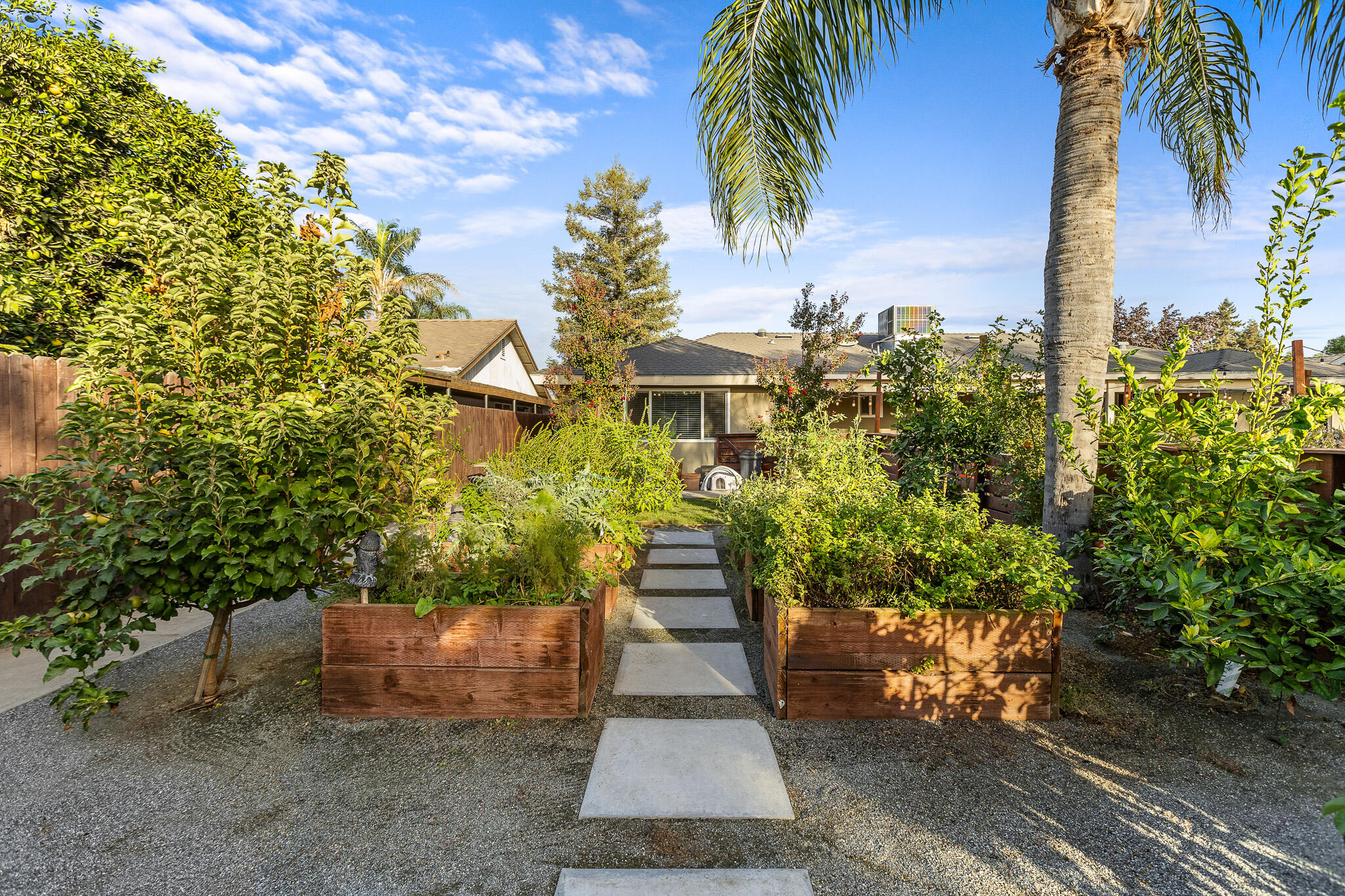 2131 S Hall St, Visalia, CA 93277