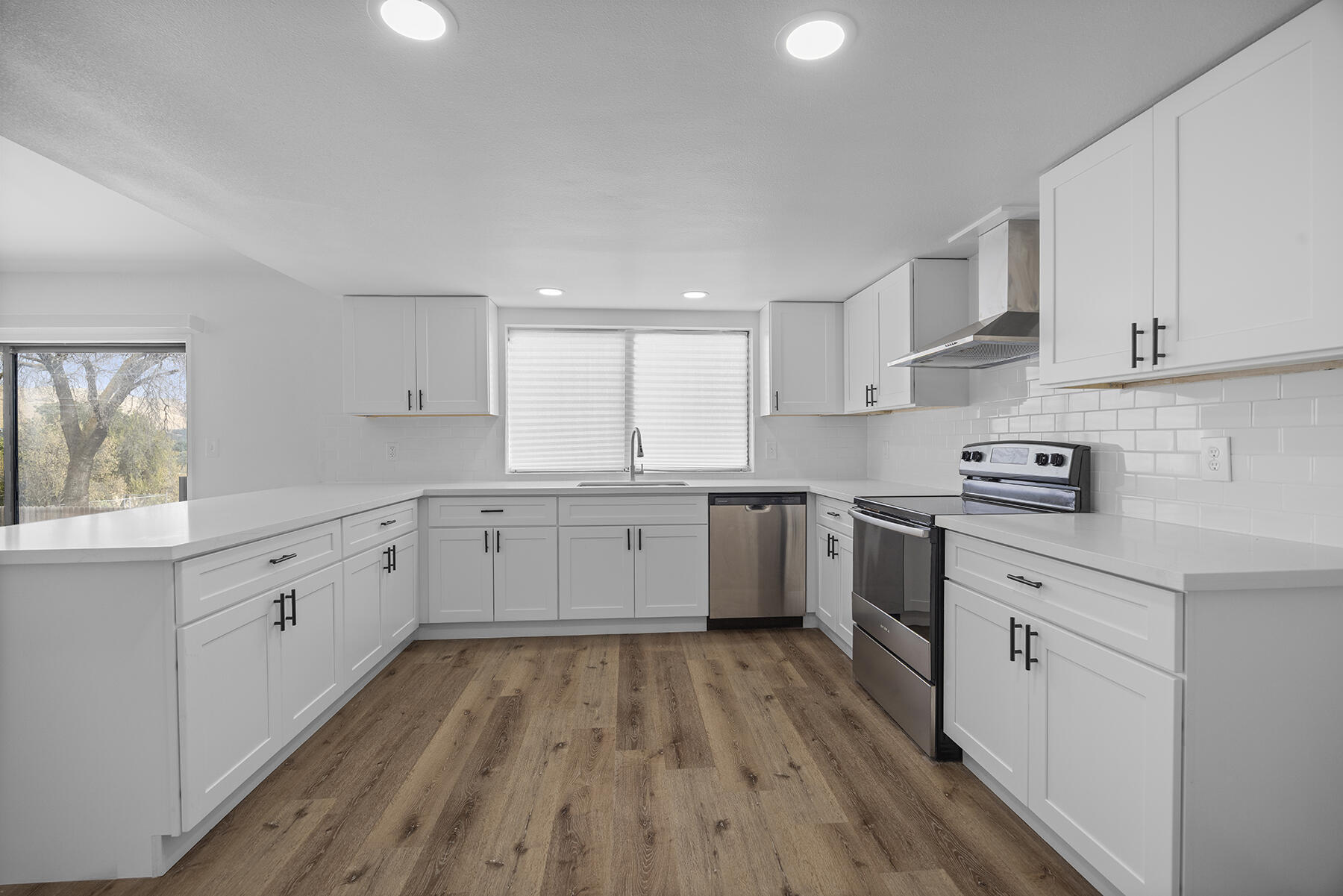 1112 N Scenic Dr, Porterville, CA 93257