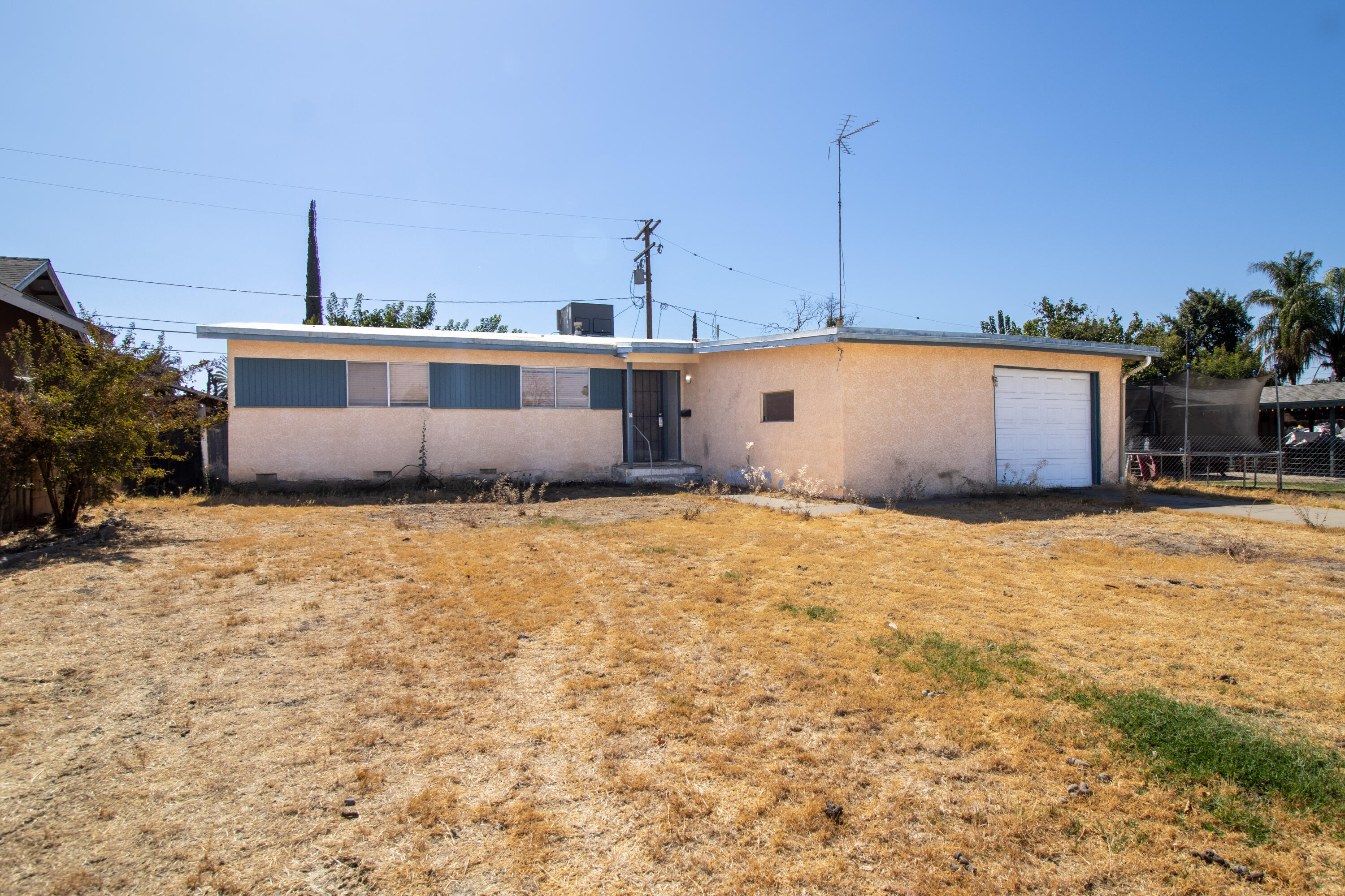 877 E Thurman Ave, Porterville, CA 93257