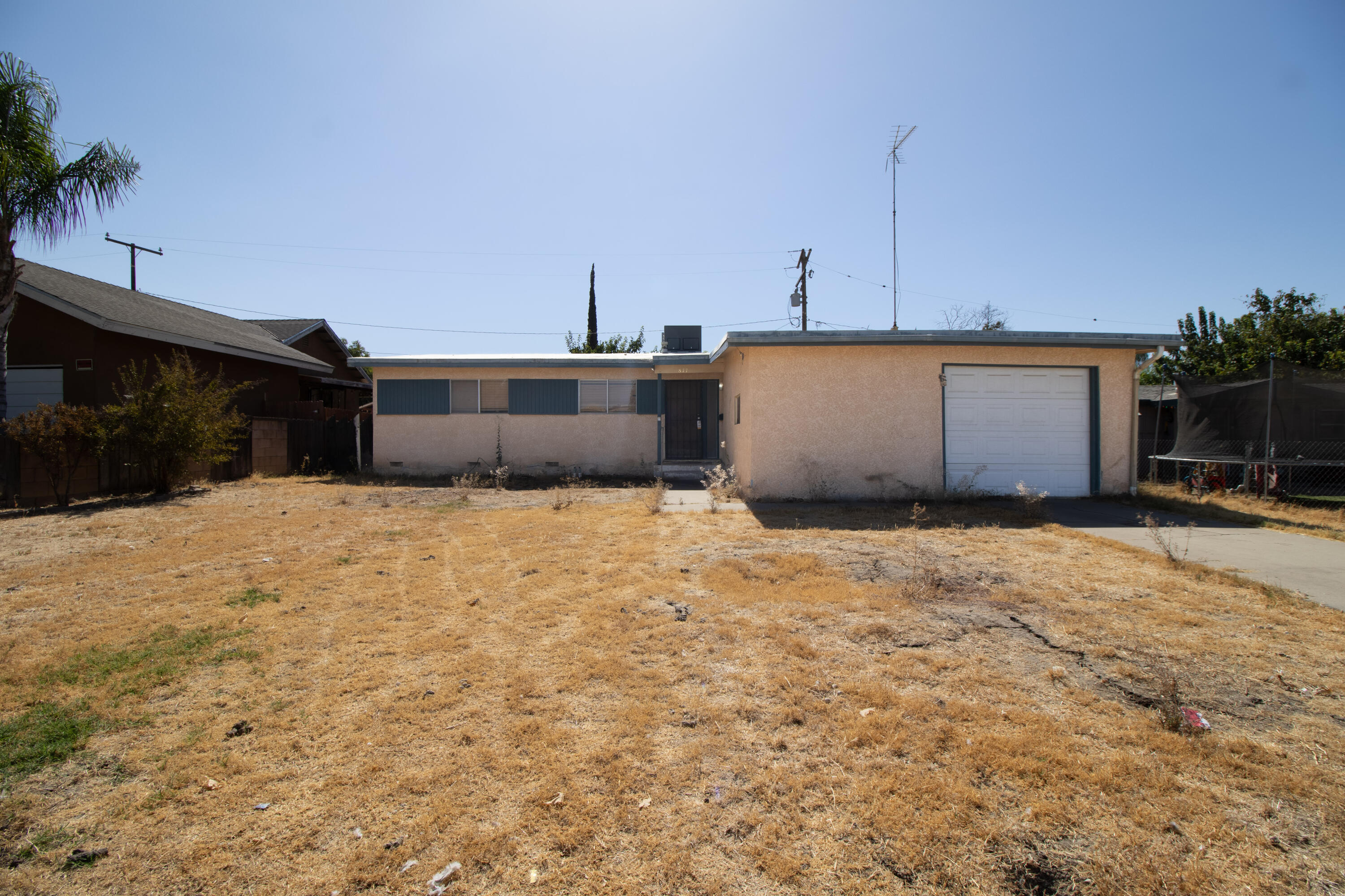 877 E Thurman Ave, Porterville, CA 93257