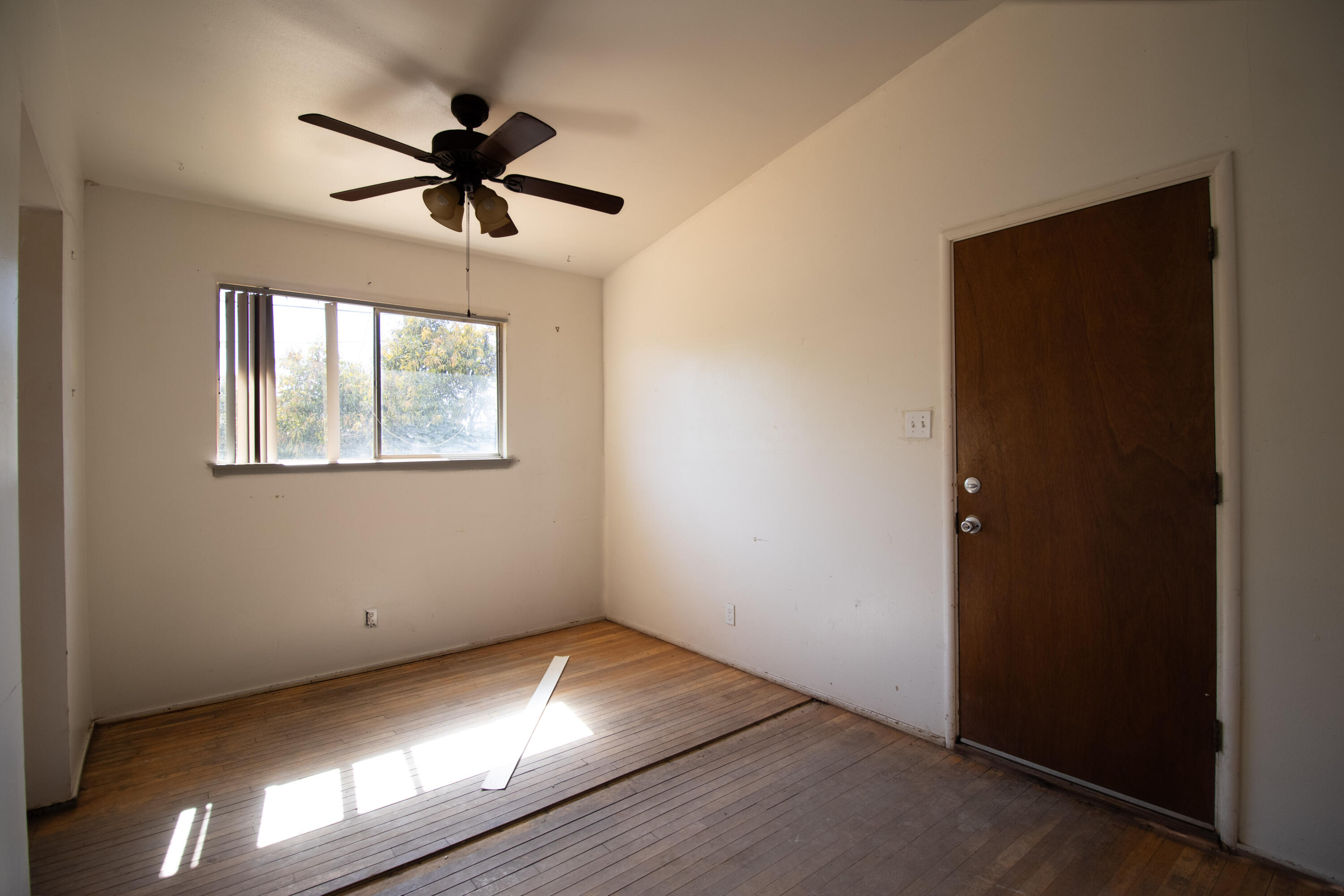 877 E Thurman Ave, Porterville, CA 93257