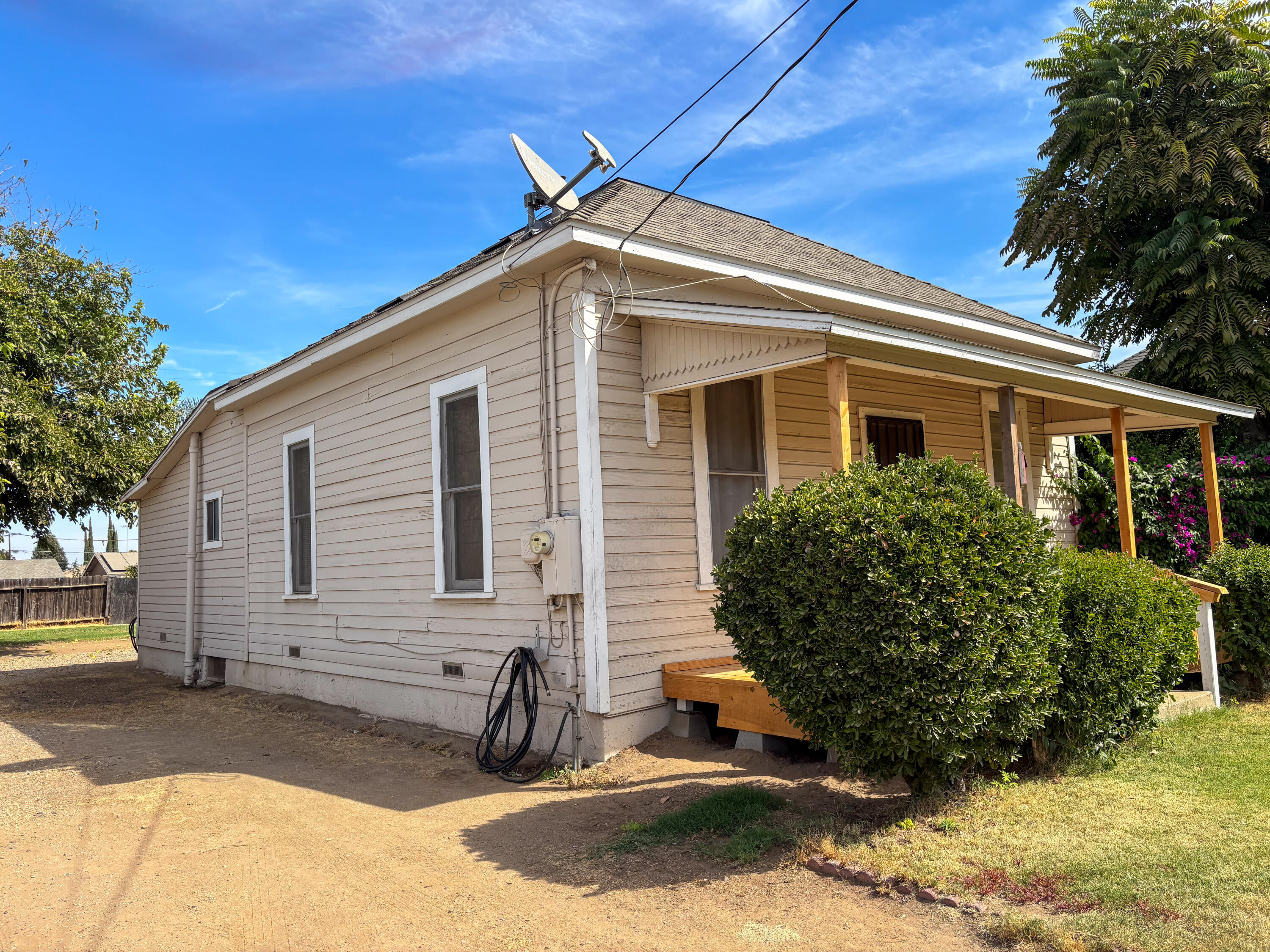 1093 E Academy Way, Dinuba, CA 93618