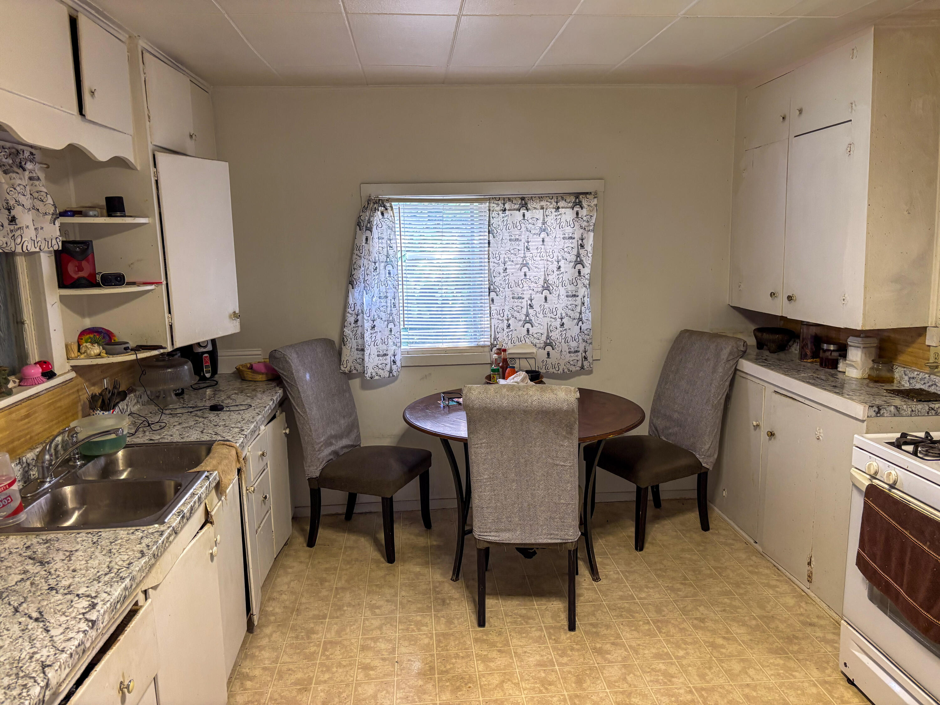 1093 E Academy Way, Dinuba, CA 93618
