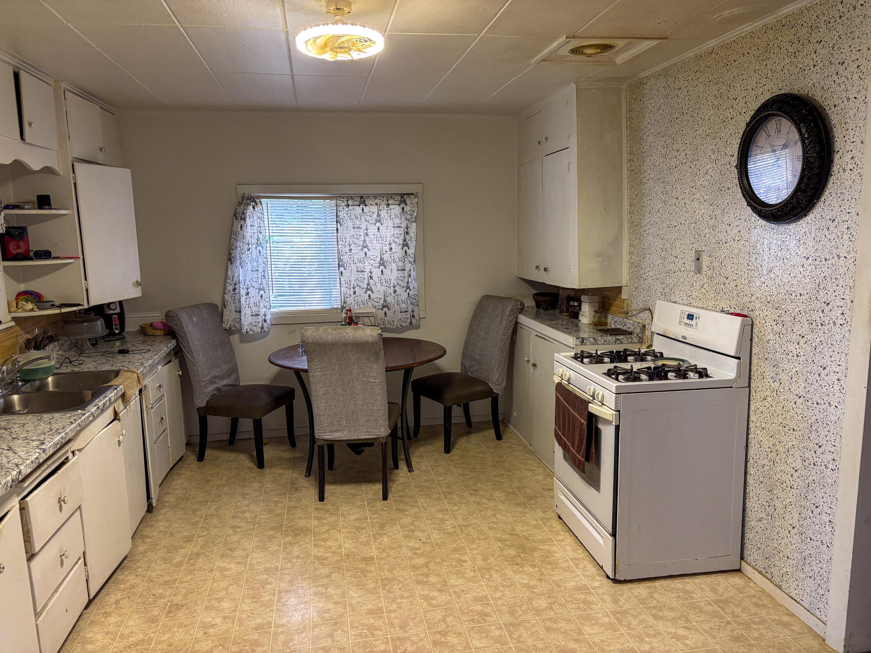 1093 E Academy Way, Dinuba, CA 93618