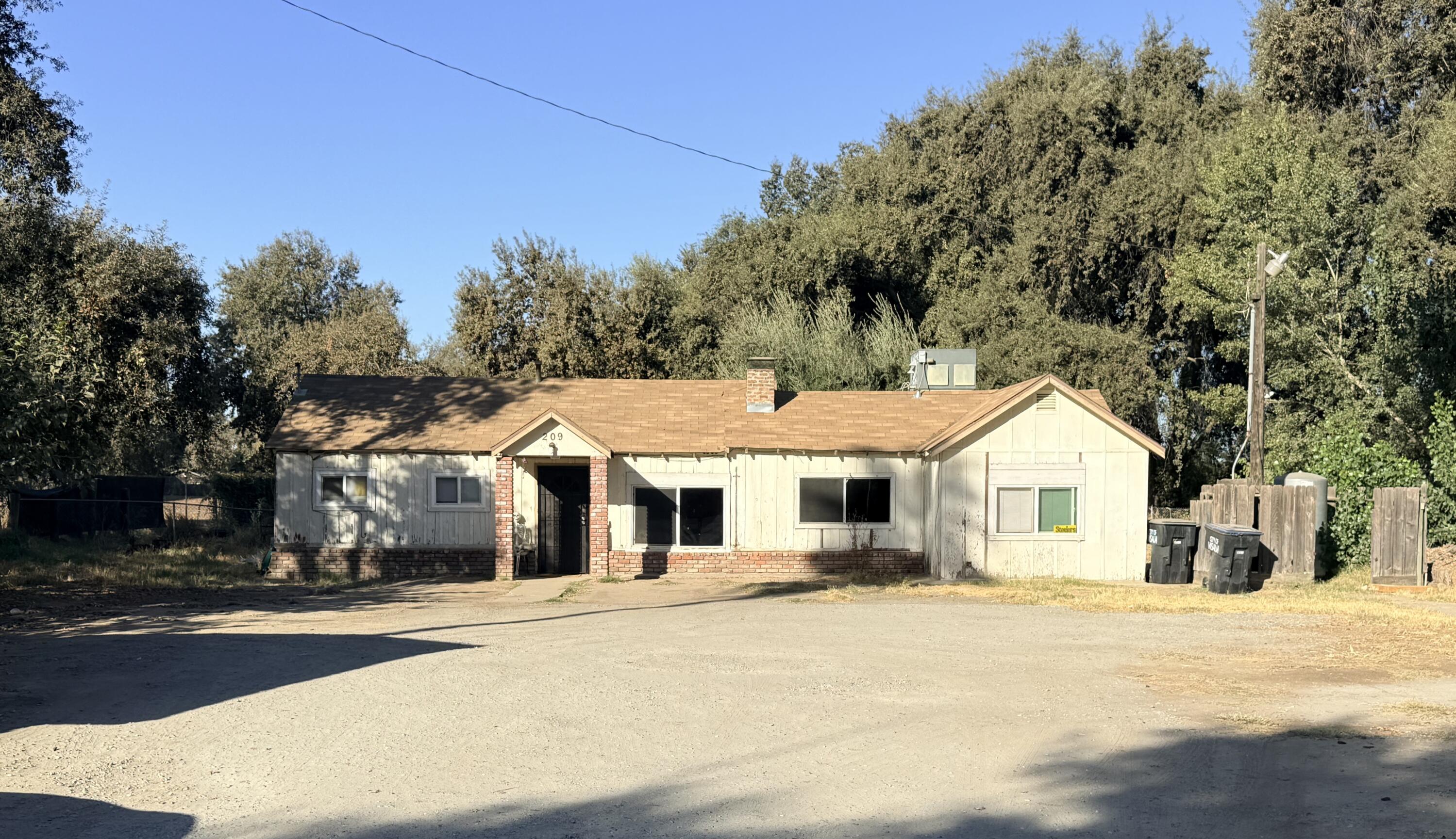 143 S Linwood St, Visalia, CA 93291