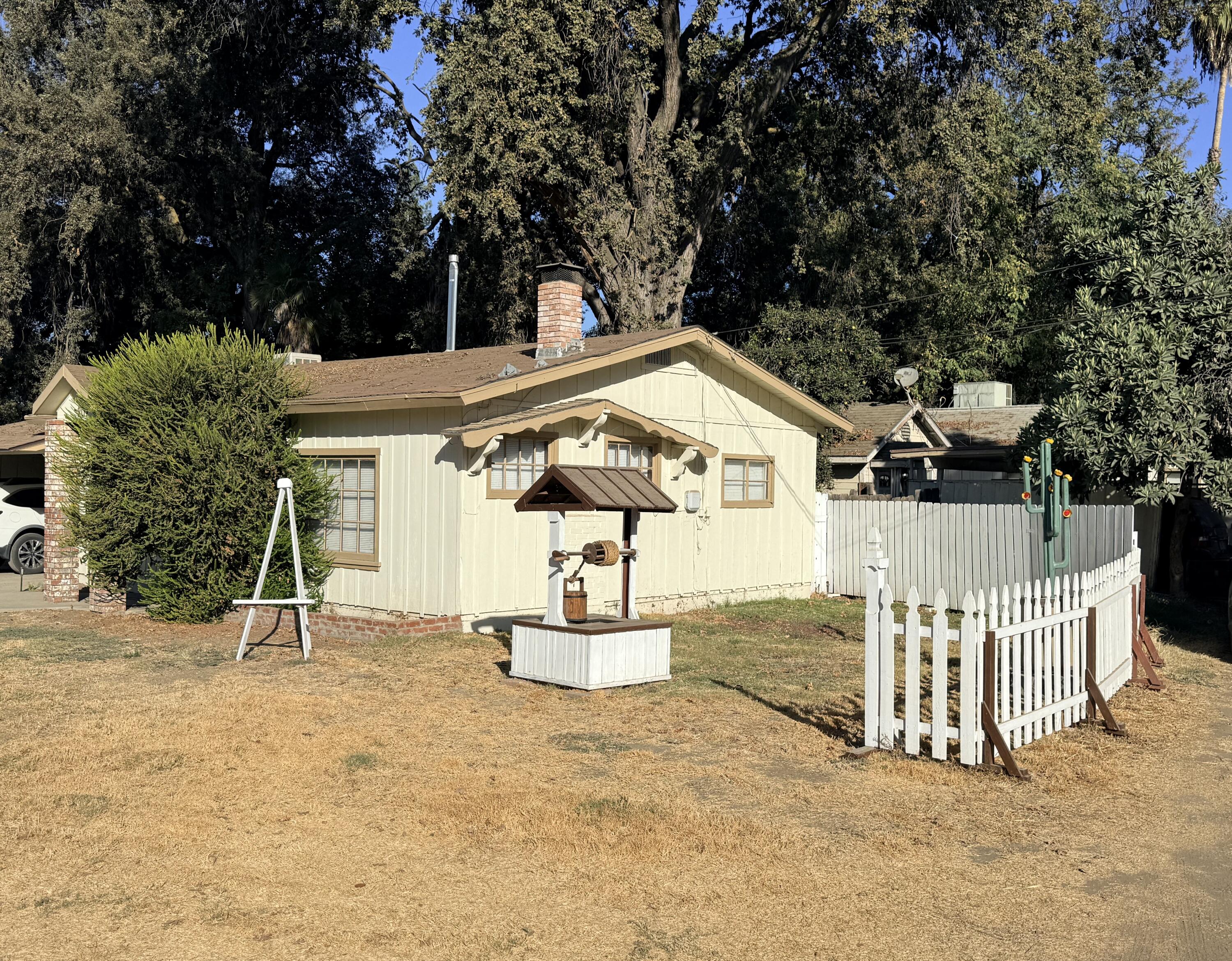 143 S Linwood St, Visalia, CA 93291
