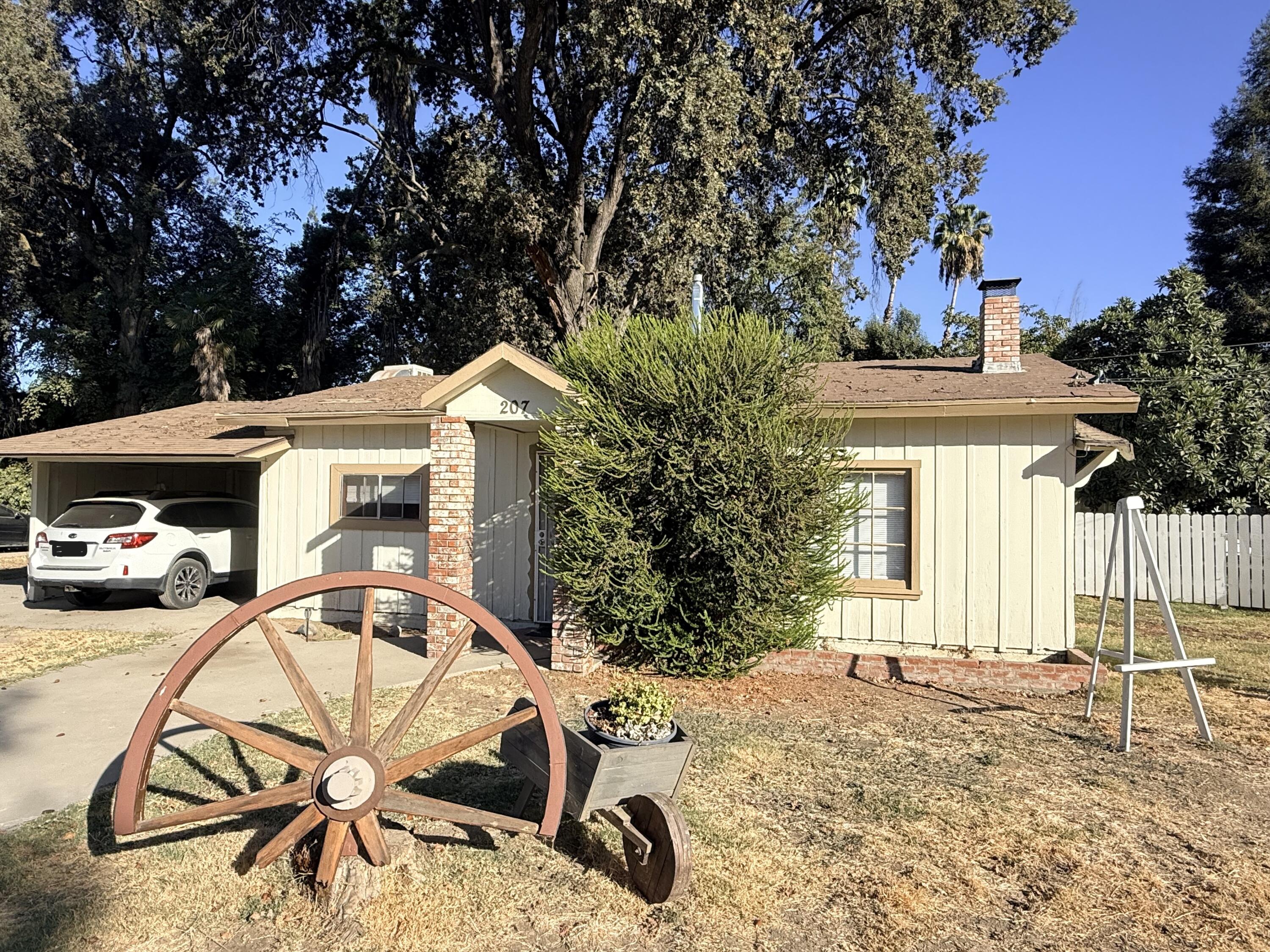 143 S Linwood St, Visalia, CA 93291