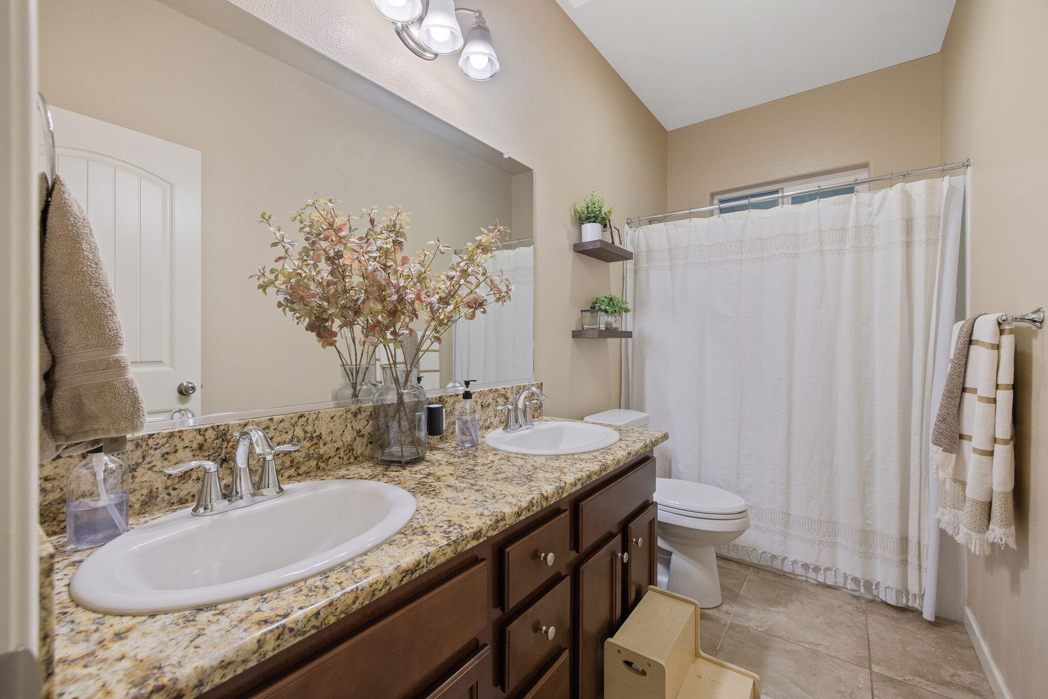 2597 Ship Rock Ave, Tulare, CA 93274