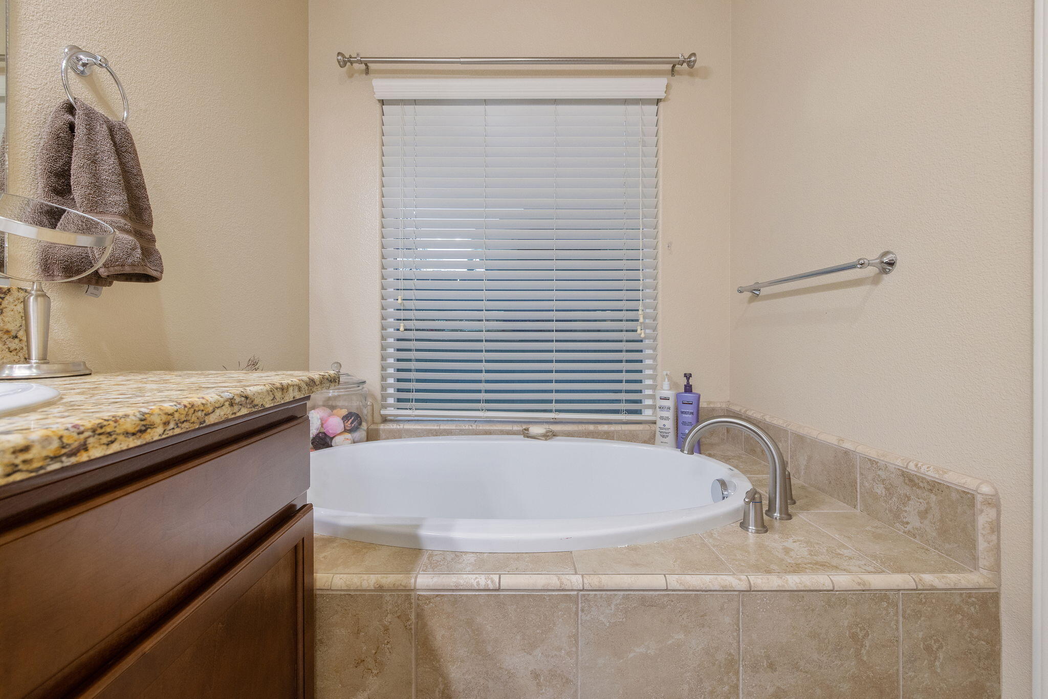 2597 Ship Rock Ave, Tulare, CA 93274