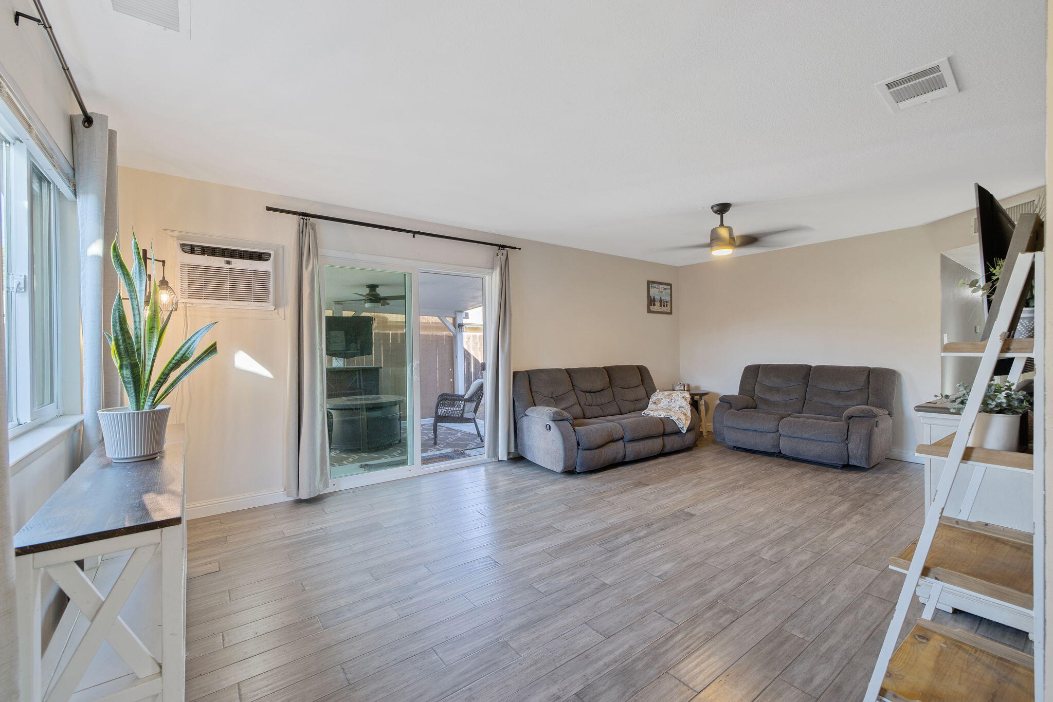 1447 S Thomas St, Visalia, CA 93292