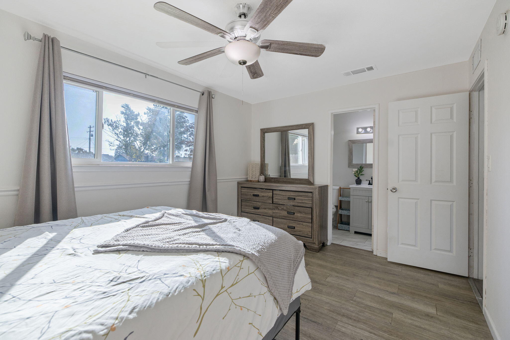 1447 S Thomas St, Visalia, CA 93292