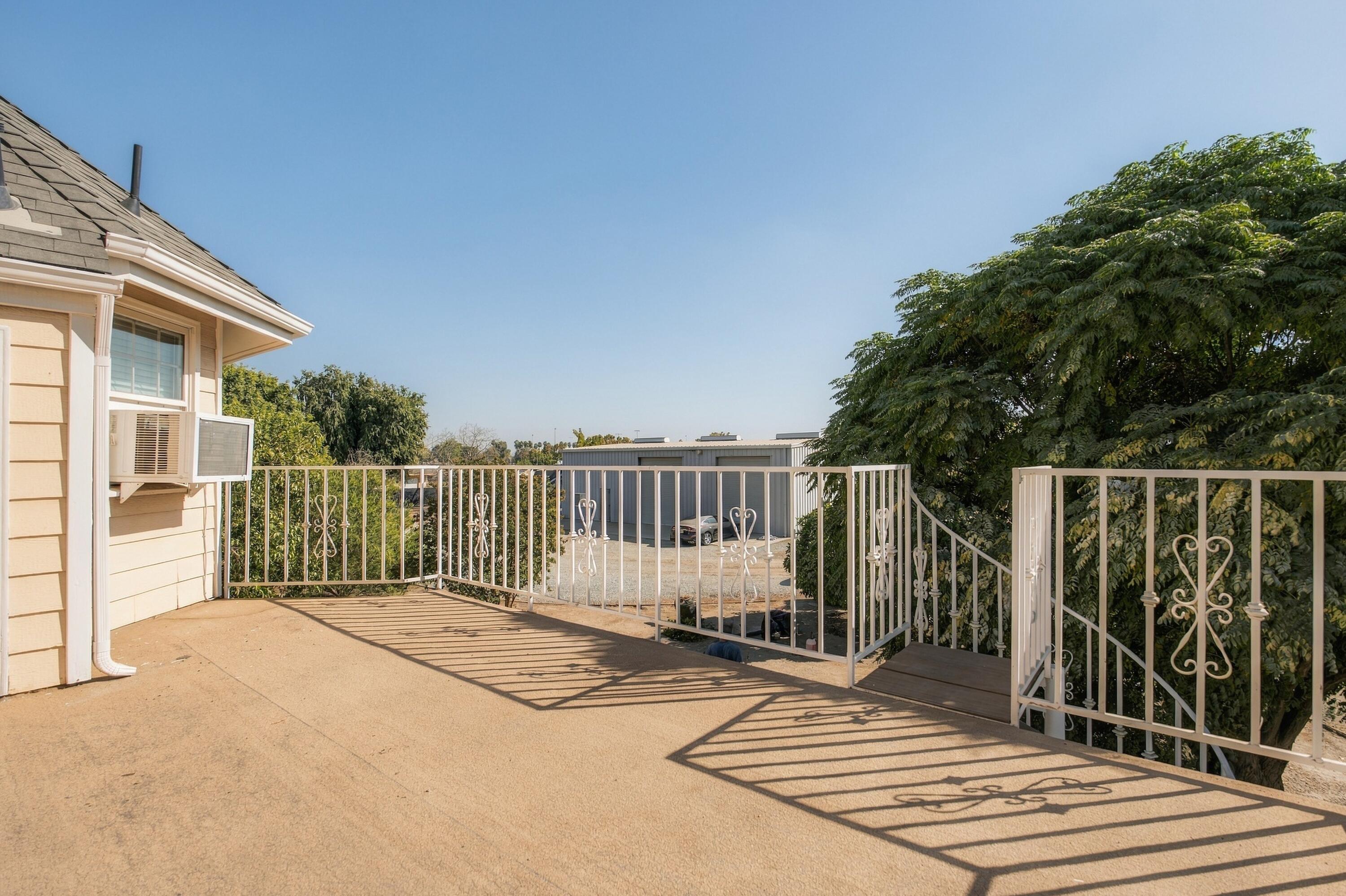 1127 W Gail Ave, Tulare, CA 93274